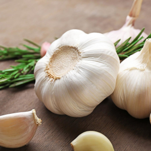 Старайтесь есть чеснок свежим! О правильном и опасном употреблении